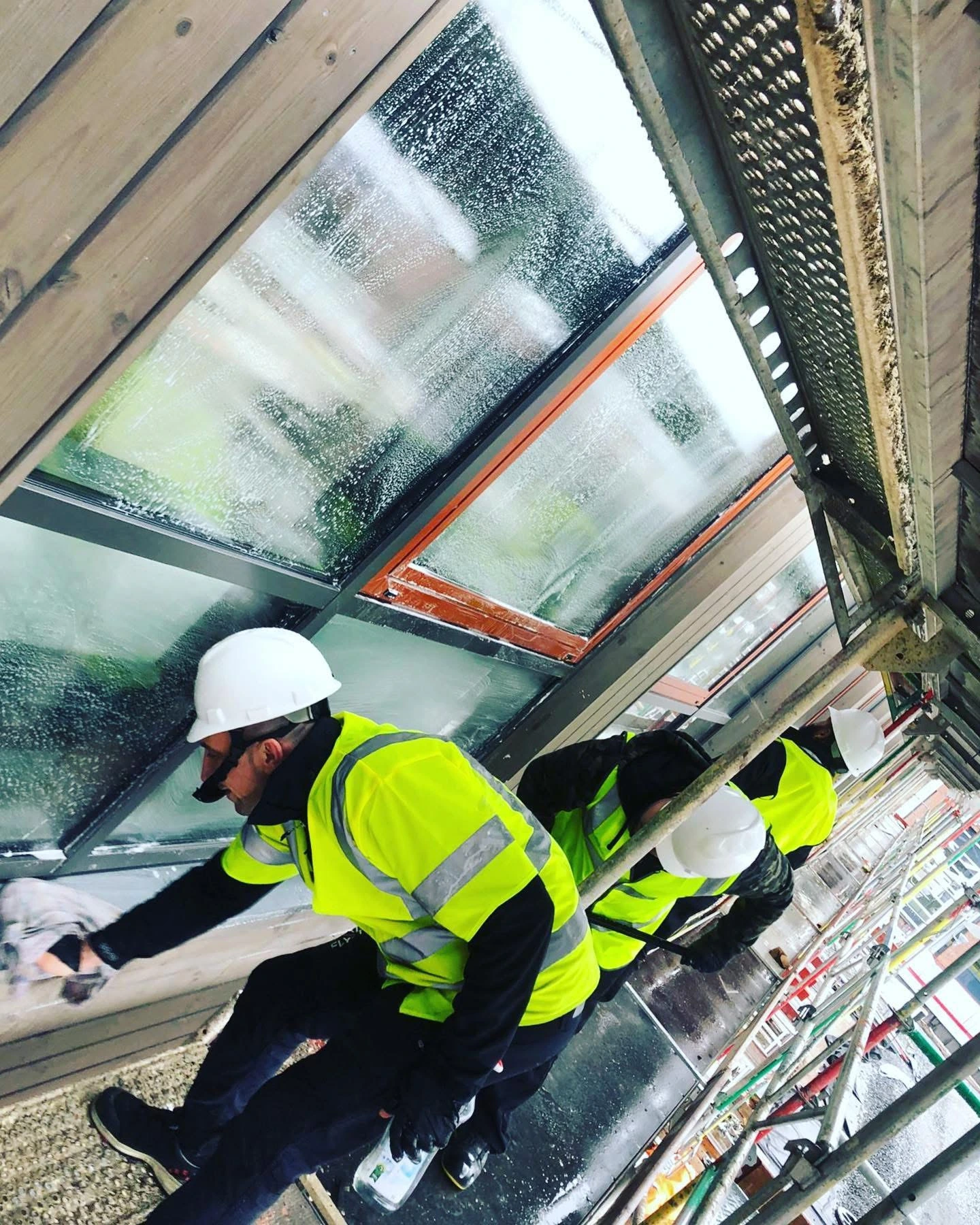 Nöjd kund med välkomstvälkomstskylt