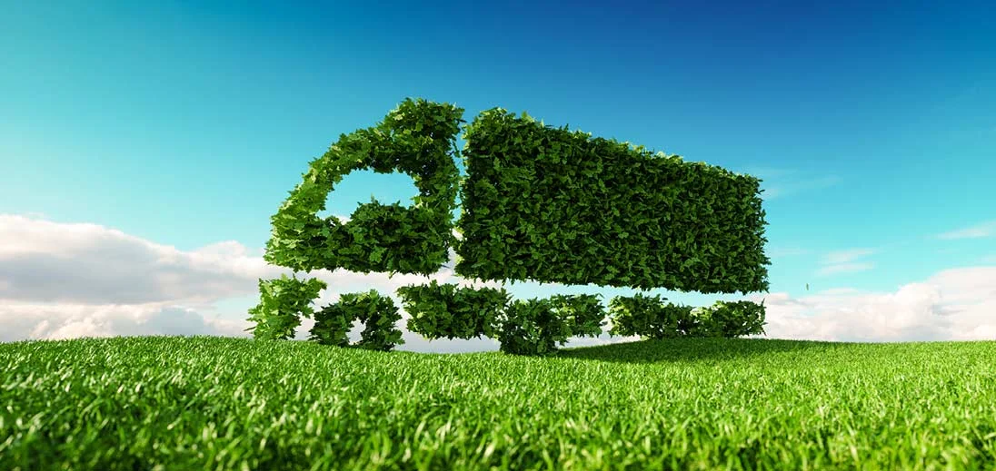 Miljövänlig lastbil i form av buskar på gräsmatta