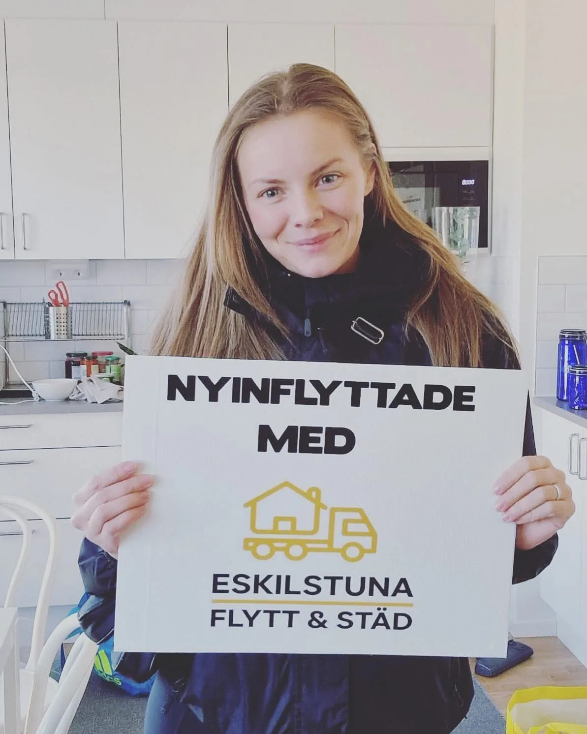 Medarbetare monterar bokhylla vid trappa