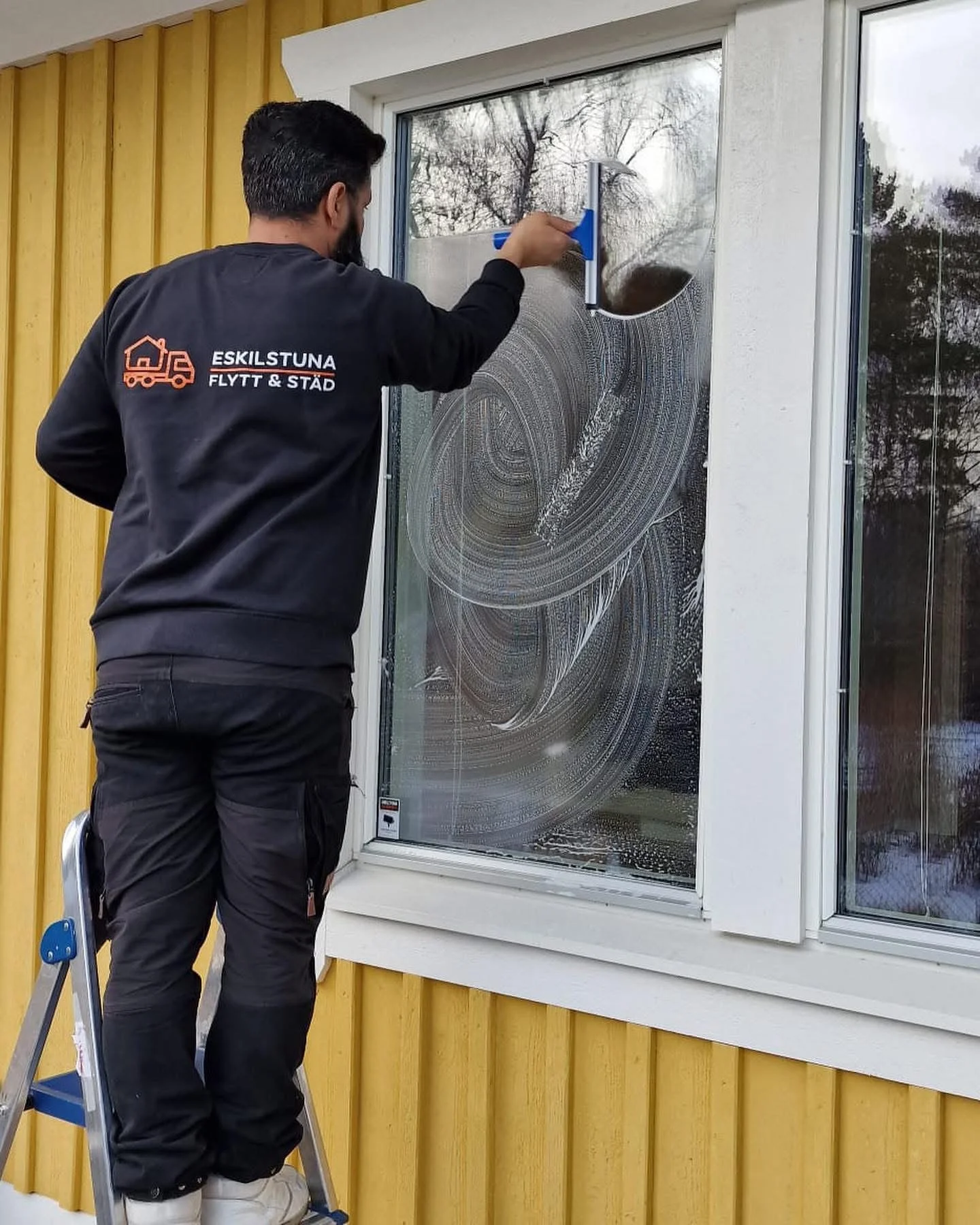 Medarbetare som putsar fönster